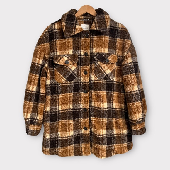 Avec Les Filles Plaid Teddy Fleece Shirt Jacket In Taupe Plaid Shacket - Picture 2 of 5